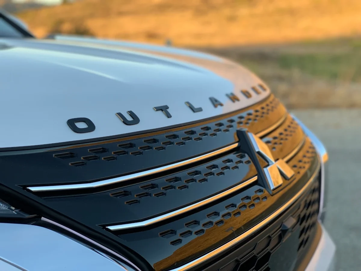 2022 Mitsubishi Outlander - View 4